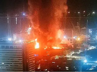 Incêndio de grandes proporções atinge galpão no Centro de Santos