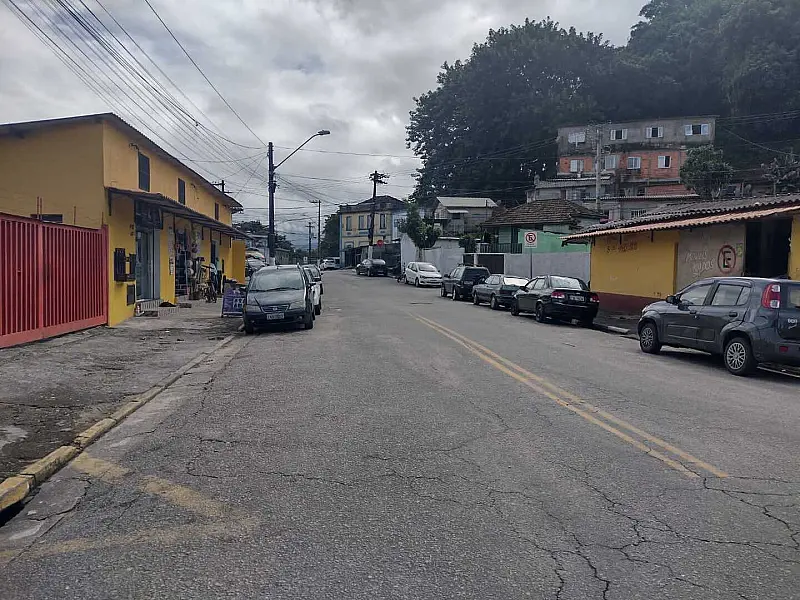 Obras em sistema de drenagem vão melhorar escoamento de chuva em bairro de Santos