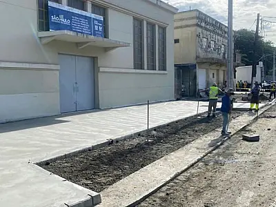 Pavimentação do entorno do Mercado Municipal de Santos é renovada