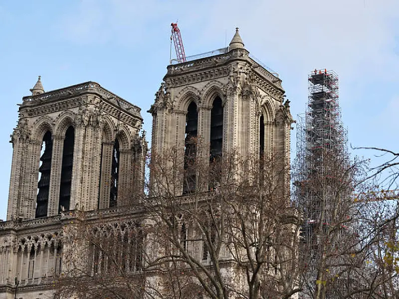 Reforma de Notre-Dame gera polêmica com possível troca de vitrais do século 19