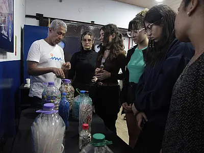 Estudantes de Santos recebem orientações sobre microlixo e descarte correto