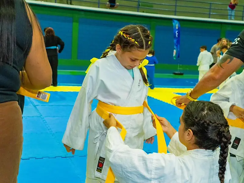 Cerimônia de troca de faixas reúne cerca de 200 alunos em Bertioga