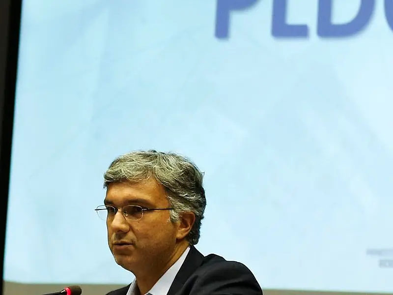 Reajuste a servidores seria "esforço fiscal considerável", diz Colnago