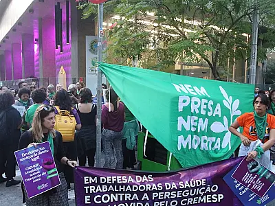 Manifestantes em SP acusam Cremesp de criminalizar aborto legal