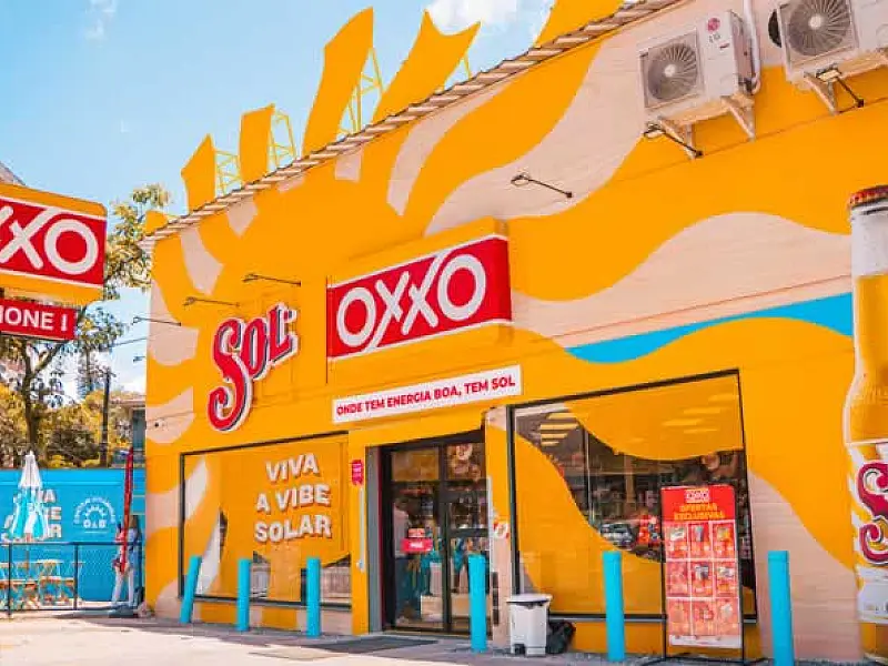 OXXO e cerveja Sol celebram a "vibe solar" em loja emblemática na Baixada Santista