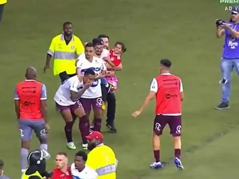 Polícia vai ouvir torcedor do Inter que invadiu campo e mãe da criança