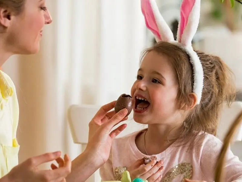 Como evitar que crianças exagerem nos doces de Páscoa