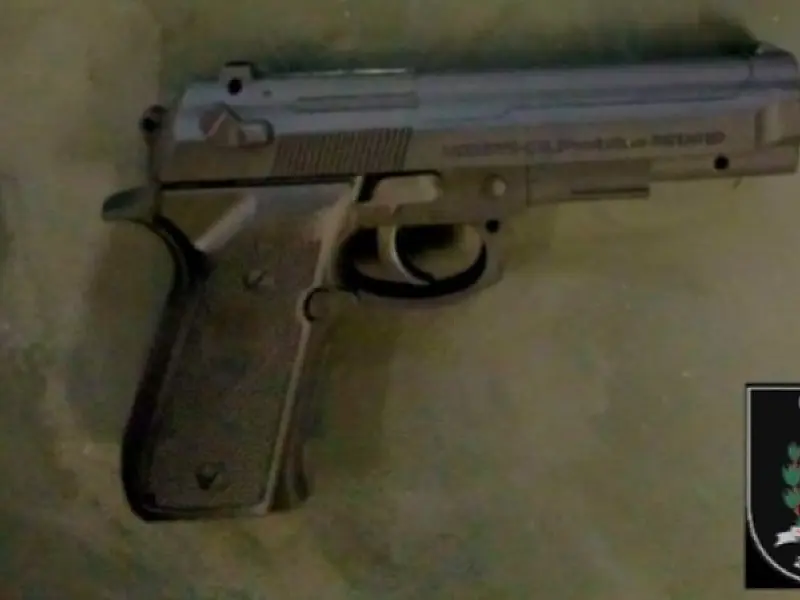 Simulacro de arma de fogo é apreendido com adolescente em Santos