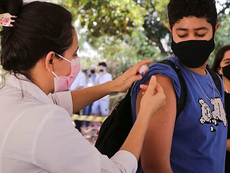 Adolescentes começam a receber dose de reforço contra a Covid-19