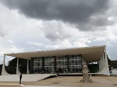 Dino suspende regra sobre aposentadoria de policiais homens e mulheres