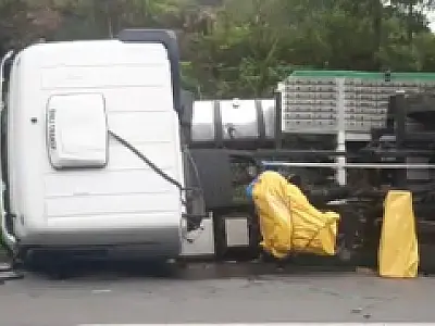 Carreta tomba e deixa interdição parcial em Barra do Turvo/SP