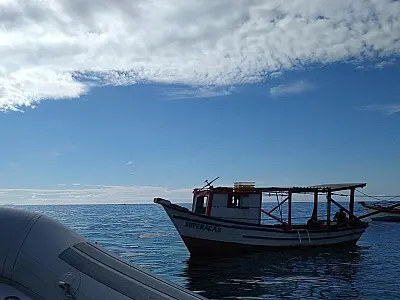 Polícia ambiental marítima surpreende quatro embarcações irregulares na praia do Perequê