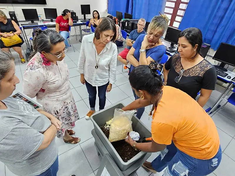 Professores da UME Maria do Rosário recebem capacitação sobre compostagem