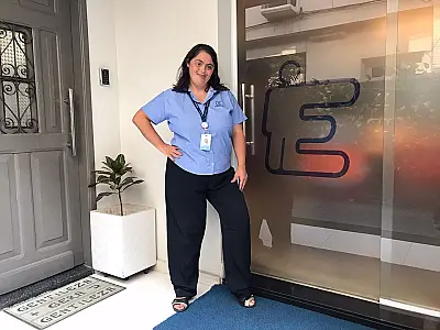 Auxiliar administrativa com Síndrome de Down completa 20 anos de profissão e relembra oportunidade