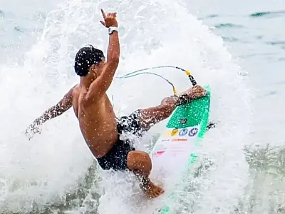 Talento do surf de Bertioga, Caio Okamoto é campeão municipal