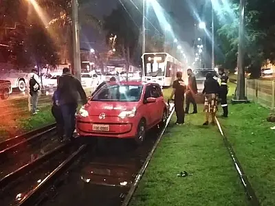 Após errar o caminho, motorista fica com o carro preso na linha do VLT