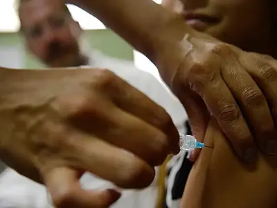 Entenda como fica a vacinação contra o HPV no Brasil