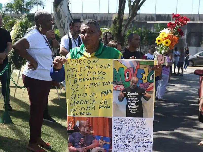 Amigos e familiares se despendem do cantor do Molejo Anderson Leonardo