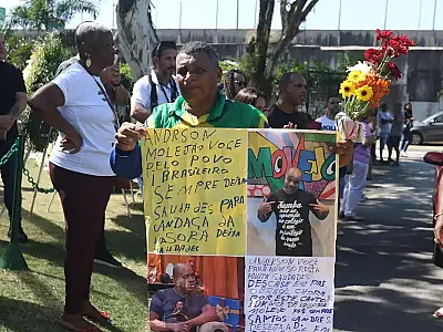 Amigos e familiares se despendem do cantor do Molejo Anderson Leonardo