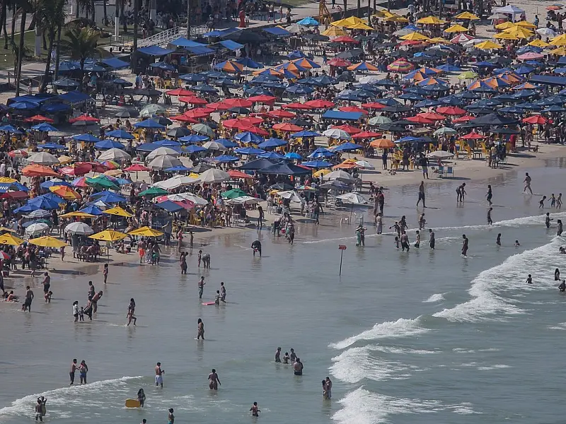 Praias lotadas têm disputa de caixas de som entre turistas