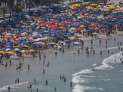 Praias lotadas têm disputa de caixas de som entre turistas