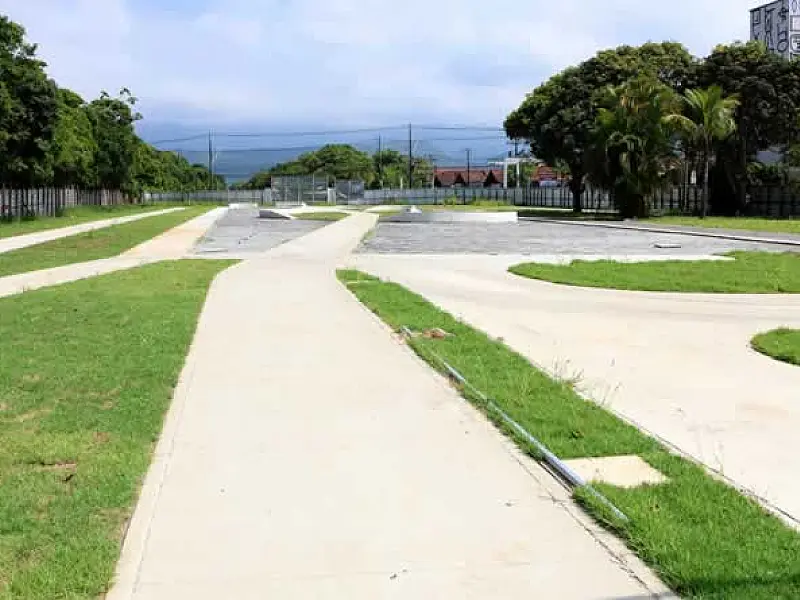 Obras de construção do novo parque de lazer no Bairro Mirim em Praia Grande/SP avançam