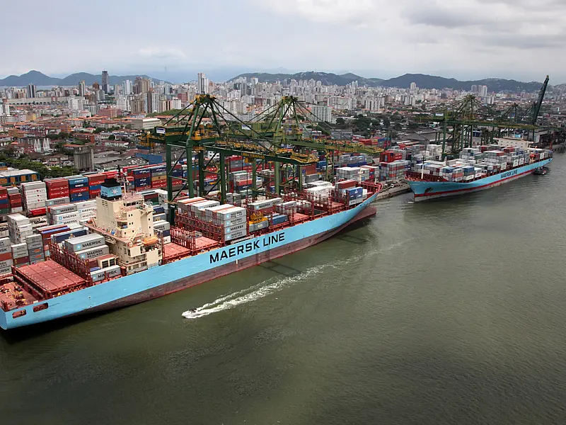 Porto de Santos tem atividades interrompidas por 20 horas devido ao mau tempo