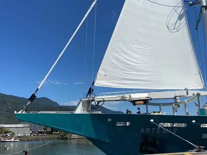 Porto de São Sebastião realiza exportação de café em navio a vela sustentável