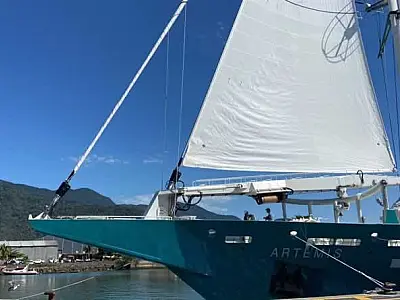 Porto de São Sebastião realiza exportação de café em navio a vela sustentável