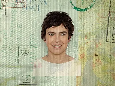 Como Adriana Calcanhotto empunha a lira e faz balé branco em novo disco