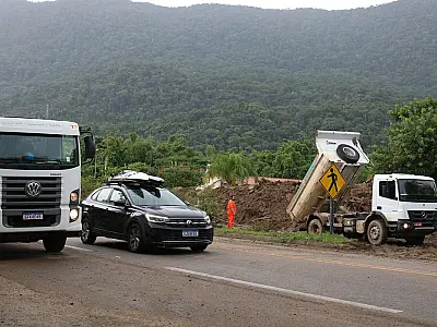 Rio-Santos tem 13 interdições parciais devido às chuvas