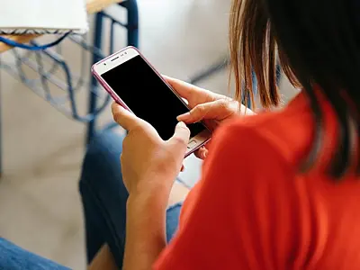 Vício em dispositivos eletrônicos prejudica postura das crianças