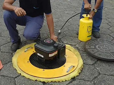 Sabesp realiza testes com fumaça e corante para identificar ligações irregulares no litoral paulista