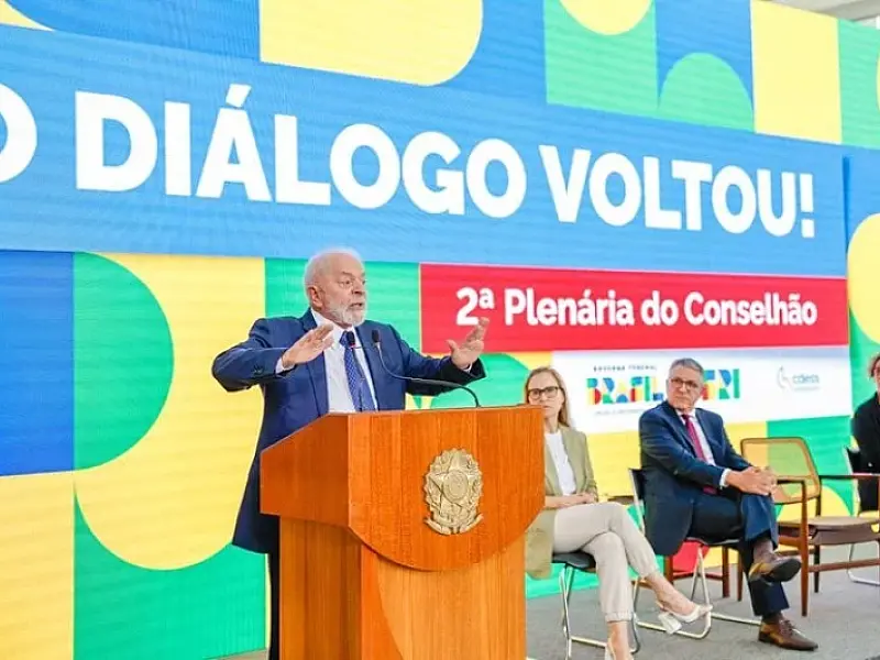Lula defende investimento público para resolver problemas históricos