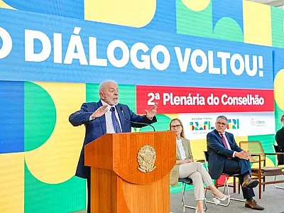 Lula defende investimento público para resolver problemas históricos