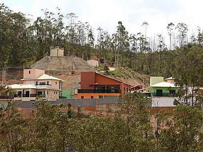 Sete anos e meio após tragédia, 4 famílias recebem casas em Mariana
