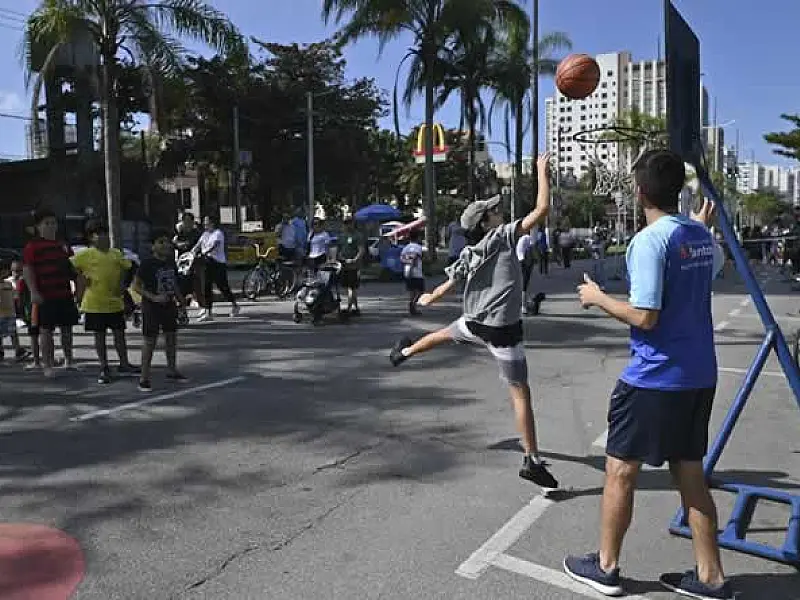 Domingo tem mais espaço de lazer na avenida da praia de Santos com o 'Vem pra Orla'