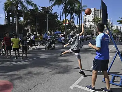 Domingo tem mais espaço de lazer na avenida da praia de Santos com o 'Vem pra Orla'
