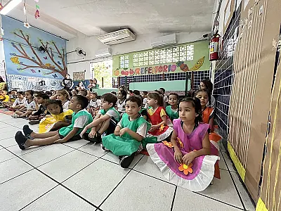 No Guarujá, escolas da rede municipal aprendem 'Uma centena de histórias'