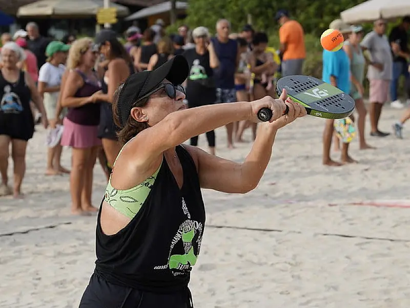 Guarujá inicia aulas gratuitas de beach tênis para alunos da Melhor Idade