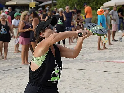Guarujá inicia aulas gratuitas de beach tênis para alunos da Melhor Idade