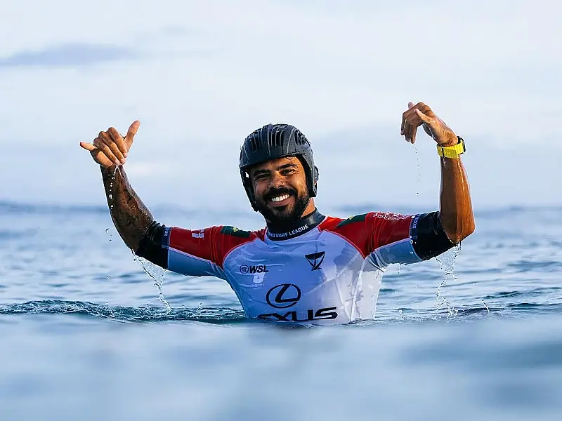 Surfista de Santos avança de fase em estreia no Circuito Mundial no Havaí