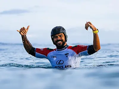 Surfista de Santos avança de fase em estreia no Circuito Mundial no Havaí