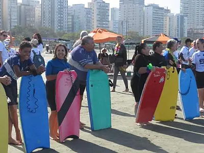 Escolinha pública de surfe de Santos é referência para cidade fluminense
