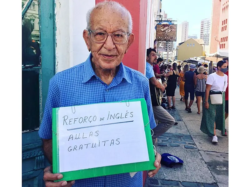 Iraquiano de 88 anos ensina inglês gratuitamente em Curitiba