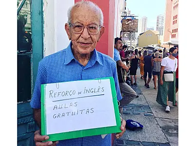 Iraquiano de 88 anos ensina inglês gratuitamente em Curitiba