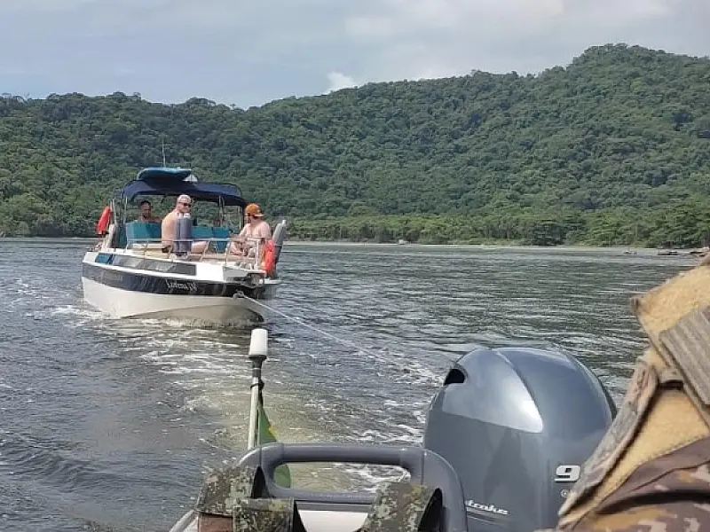 Polícia Ambiental apoia embarcação a deriva com nove pessoas a bordo em São Vicente; veja vídeo