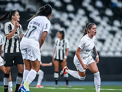 Corinthians bate Botafogo e mantém liderança do Brasileiro Feminino