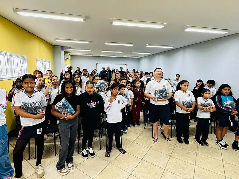 Prefeitura de Bertioga inicia entrega dos uniformes de inverno para cerca de 10 mil alunos