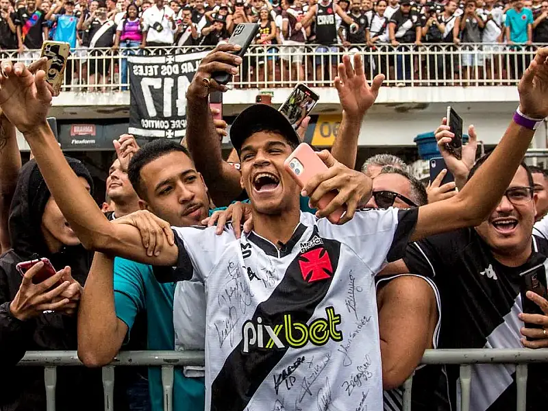 Luva de Pedreiro vira embaixador informal do Vasco e impulsiona redes